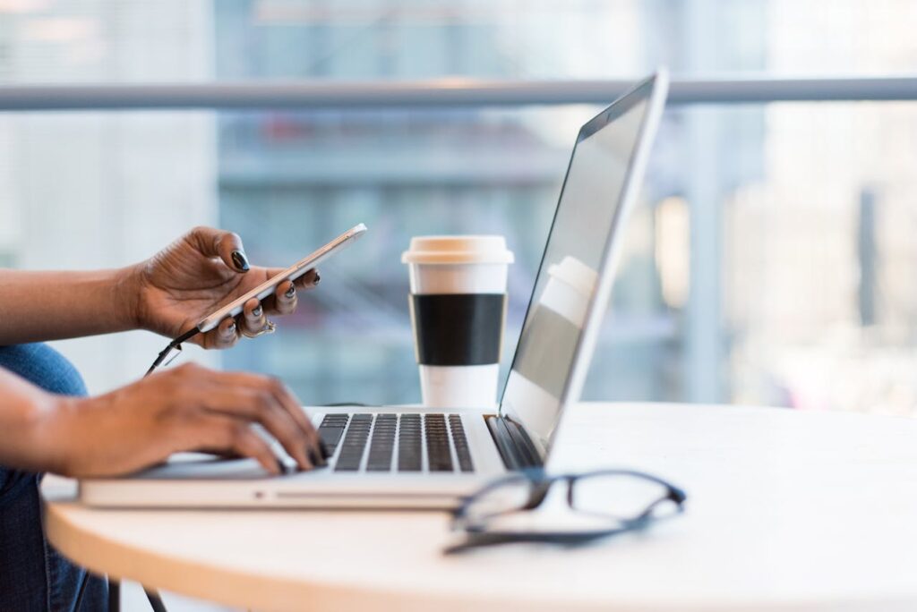 mobiel laptop koffie